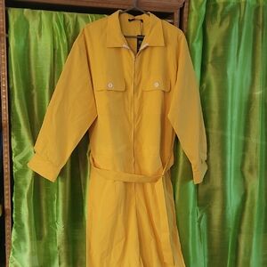 Unisex Yellow Jumpsuit Size Large   Front Zip Buttoned Breast Pockets & Belt